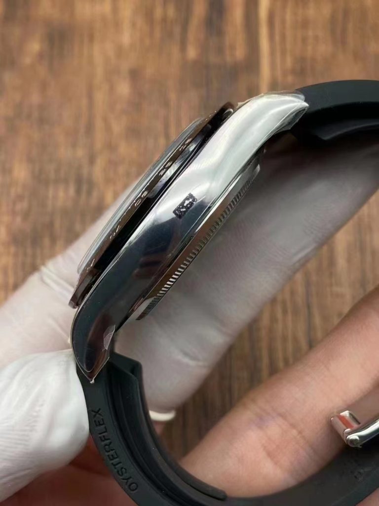 此图片的 alt 属性为空;文件名为 Replica-Rolex-Daytona-Silver-Gray-7-768x1024-1.jpg